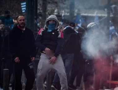 Σύνταγμα: Κουκουλοφόρος αποκάλυψε τα απόκρυφα σημεία του σώματός του σε αστυνομικούς!